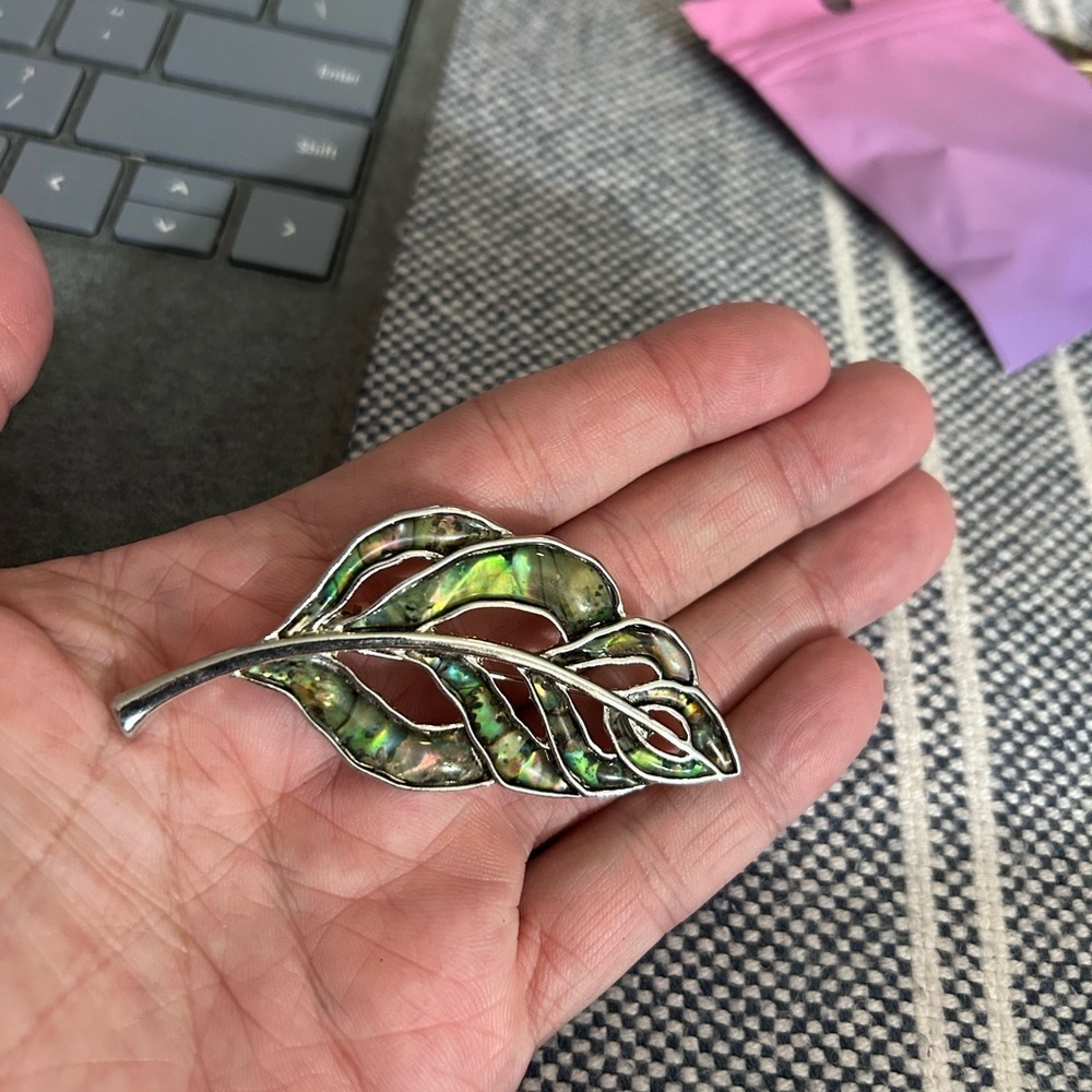 Vintage Abalone VTG Silver Toned Leaf Brooch - Picture 4 of 4